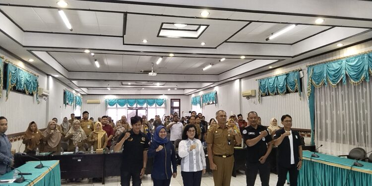 FOTO: AGUS/MATAKALTENG- Ketua PWI (2 dari kanan) saat menggelar foto bersama dengan PJ Sekda Kotim dan Ketua DPRD dan delagasi Polres Kotim serta para peserta Pelatihan dan Lomba Jurnalistik jajaran OPD dan anggota PWI Muda Kotim. Senin, 23 September 2024.