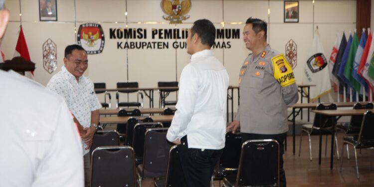 FOTO : HUMAS POLRES GUMAS/MATA KALTENG - Dirreskrimum Polda Kalteng Kombes Pol Nureedy Irwansah Putra didampingi Kapolres Gumas AKBP Theodorus Priyo Santosa, dan Ketua KPU Elfrinst G Tumon, saat melakukan pengecekan kesiapan KPU dalam pilkada 2024, Senin, 23 September 2024.