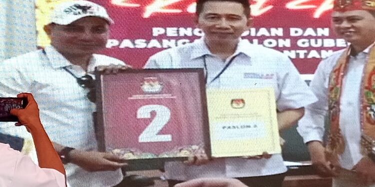 FOTO: IST/MATAKALTENG - Pasangan H Nadalsyah Koyem-H Supian Hadi saat mendapatkan nomor urut pada Pilkada Kalteng.
