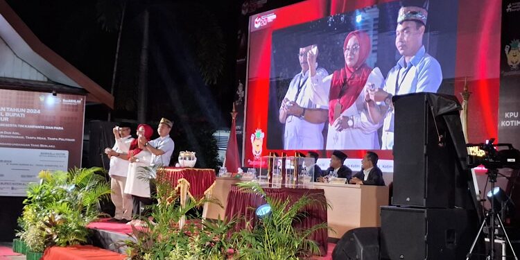 FOTO: DIAN/MATA KALTENG - Pengundian nomor urut pasangan calon Pilkada Kotim, Senin 23 September 2024.