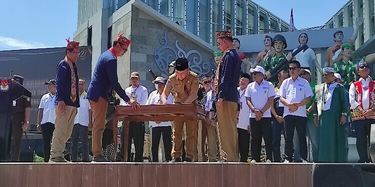 FOTO: IST/MATAKALTENG - Deklarasi Kampanye Damai Pemilihan Gubernur dan Wakil Gubernur Kalteng 2024, bertempat di Bundaran Besar Palangka Raya dihadiri oleh Gubernur Kalteng, H Sugianto Sabran.