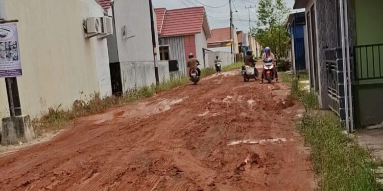 Foto: DIAN/MATA KALTENG - Kondisi jalan di kawasan perumahan Jalan Pramuka.