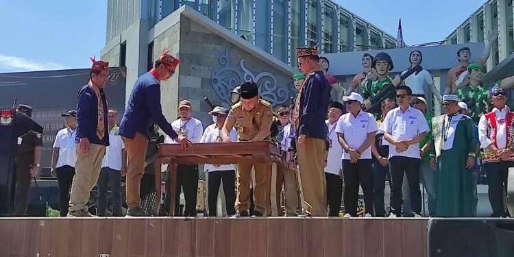 FOTO: MATAKALTENG - Gubernur Kalimantan Tengah Sugianto Sabran menandatangani deklarasi kampanye damai, di Palangka Raya.