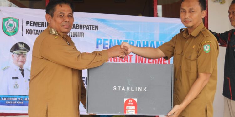 FOTO ; IST/MATAKALTENG - Camat Tualan Hulu Admadi Sastra saat menerima bantuan perlengkapan internet.