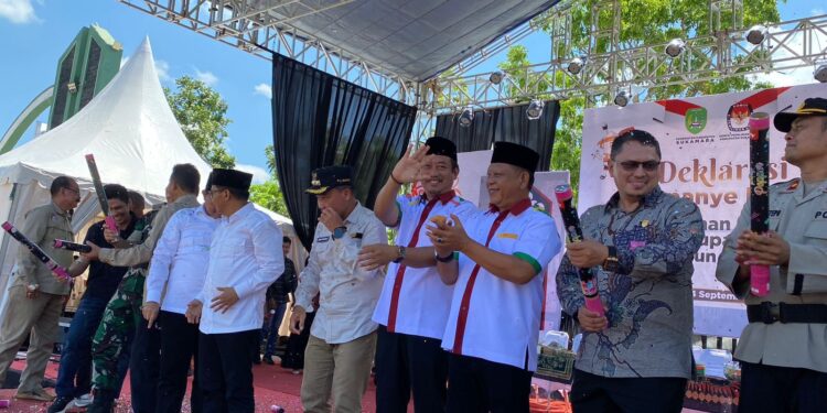 Foto : AKH/MATA KALTENG - Deklarasi Kampanye Damai ditandai dengan pelepasan burung dara oleh kedua pasangan calon bupati dan wakil bupati.