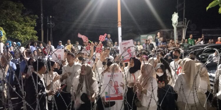FOTO: AGUS/MATAKALTENG- Pendukung Harati Jilid II saat memberikan dukungannya di depan gedung KPU Kotim. Senin, 22 September 2024 malam.