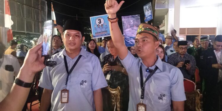 FOTO: AGUS/MATA KALTENG- Pasangan Calon Bupati Kotim, Rudini-Paisal nomor 3 saat memberikan pidato politik usai dilaksanakannya pengundian nomor di KPU Kotim. Senin, 23 September 2024.