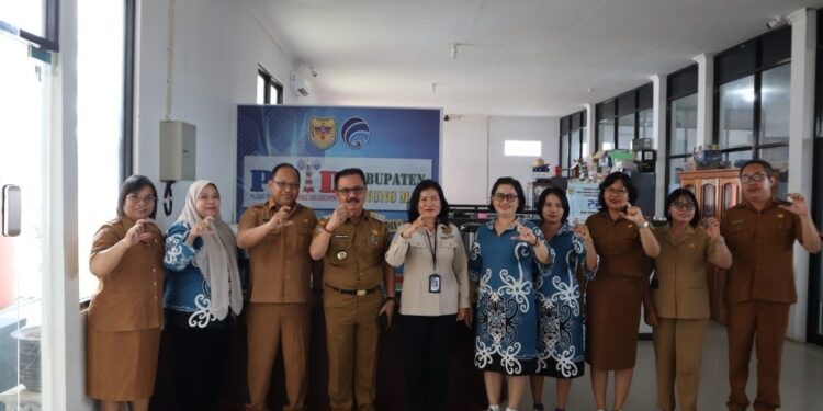 FOTO : DISKOMINFO SANTIK/MATA KALTENG - Pj Bupati Gumas Herson B Aden saat berfoto bersama Komisioner Komisi Informasi Provinsi Kalteng Katriana, Kepala Diskominfo Santik Ruby Haris, Kabid PIP Emi Juniati, pada kegiatan visitasi monev keterbukaan publik, di ruang MMC kantor diskominfo santik setempat, Senin, 23 September 2024.