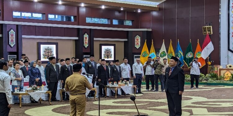 FOTO: IST/MATAKALTENG - Gubernur Kalteng, H Sugianto Sabran melantik Pjs Bupati Kotawaringin Timur, Salahuddin dan memperpanjang jabatan Pj bupati/wali kota di Aula Jayang Tingang.