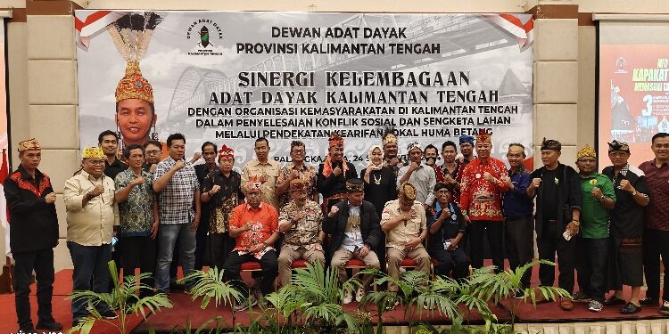 FOTO: IST/MATAKALTENG - Ketum DAD H Agustiar Sabran bersama Ketua Paguyuban se Kalteng dan pengurus DAD.