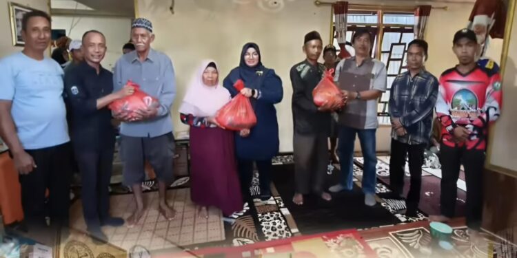 Foto:IST/MATA KALTENG - Penyaluran bansos untuk lansia di Desa Bapinang Hilir Laut belum lama ini.