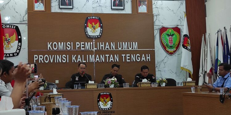 Foto: MATAKALTENG - Ketua KPU Kalteng Sastriadi didampingi Anggota KPU Kalteng Harmain di Aula RPP KPU Kalteng.