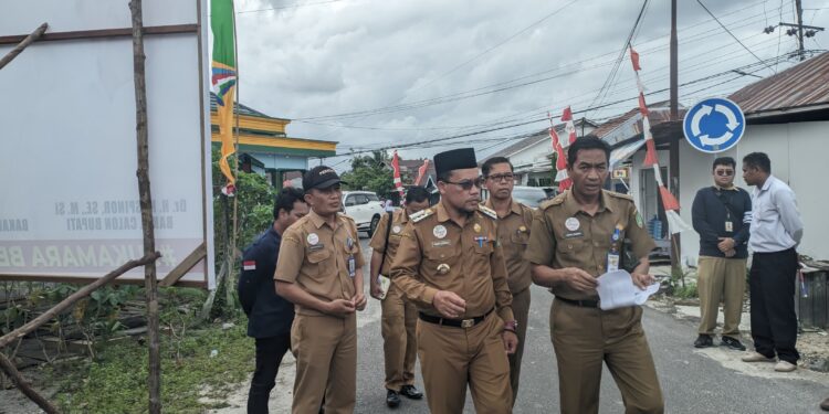 Foto : AKH/MATA KALTENG - Pj Bupati Sukamara Rendy Lesmana saat meninjau lokasi pembangunan infrastruktur jalan bersama dinas terkait.