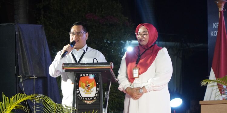 FOTO: MATAKALTENG - Pasangan Harati saat sambutan di KPU Kotim.