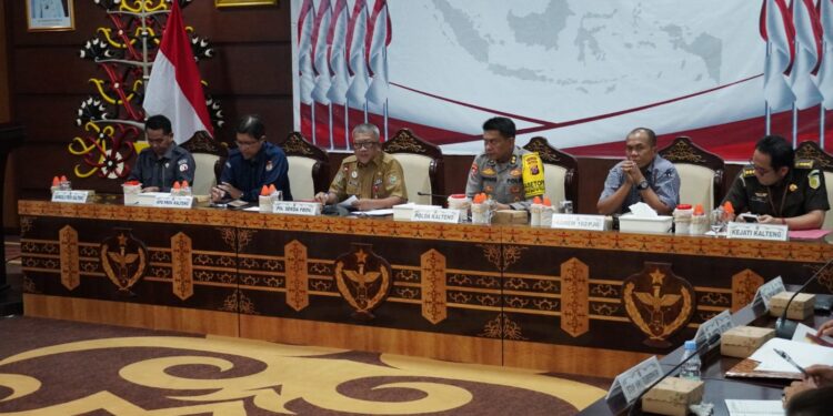 FOTO: MATAKALTENG - Plh Sekda Kalteng, Katma F Dirun membuka Rakor Desk Pilkada Provinsi Kalteng di Aula Eka Hapakat, Lantai III Kantor Gubernur, Selasa (23/9/2024).
