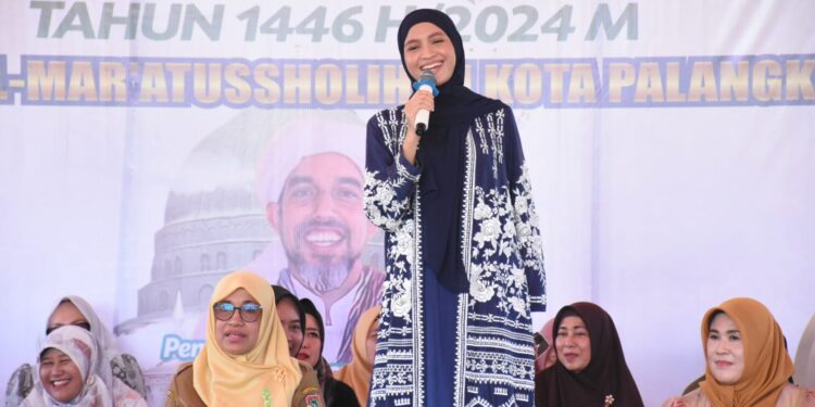 FOTO: MATAKALTENG - Ketua TP PKK Kalteng Ivo Sugianto Sabran menghadiri Pengajian Al-Mar-atussholihah Kota Palangka Raya dalam rangka Peringatan Maulid Nabi Muhammad SAW Tahun 1446 H/2024 M di Halaman Istana Isen Mulang Palangka Raya, Selasa (24/9/2024).