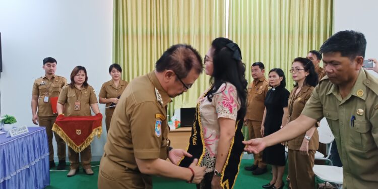 FOTO : DISKOMINFO SANTIK/MATA KALTENG - Pj Bupati Gumas Herson B Aden ketika menyematkan selendang kepada Bunda Literasi yang baru dikukuhkan yakni Shella Herson B Aden, di Aula Gedung Layanan Perpustakaan Umum Daerah, Selasa, 24 September 2024.