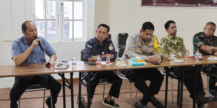 FOTO : KPU GUMAS/MATA KALTENG - Suasana sosialisasi kampanye dan rakor zonasi APK pilkada, yang dipimpin Komisioner KPU Kabupaten Gumas Sugiono, dengan dihadiri Asisten I Lurand, Kapolres AKBP Theodorus Priyo Santosa, Pabung Kodim 1016/Plk Letkol Inf Maksun Abadi, dan pihak terkait lain, di aula kantor KPU setempat, Sabtu, 21 September 2024.