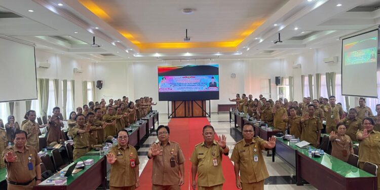 FOTO: MATAKALTENG - Asisten I Setda Katingan George Heplin Edwar Doddy, foto bersama usai pembukaan kegiatan SSGI.