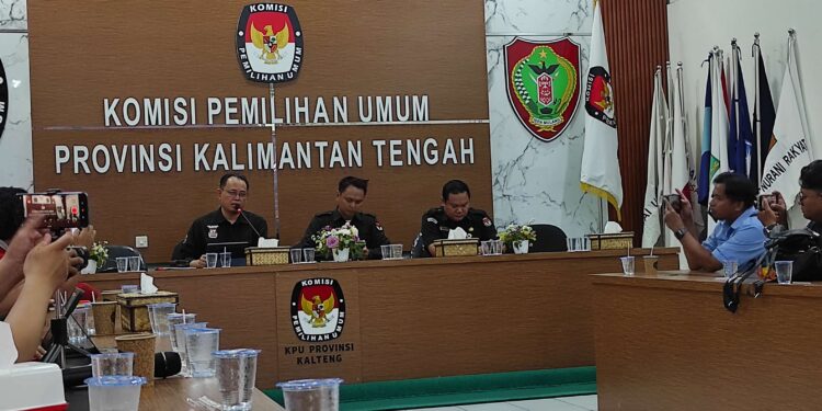 Foto: MATAKALTENG - Anggota KPU Kalteng Divisi Sosialisasi Pendidikan Pemilih, Partisipasi Masyarakat, dan SDM Harmain Ibrohim saat menjelaskan terkait APK.