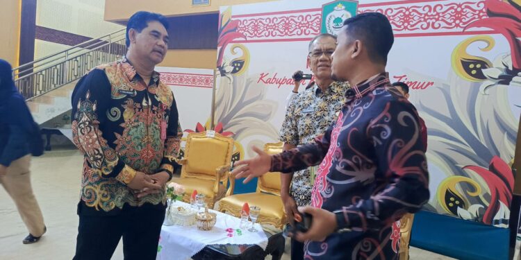 FOTO : DEVIANA/MATAKALTENG - Pjs Bupati Kotim Shalahuddin saat bersama Pj Sekda dan Kabag Protokol, Kamis 26 September 2024.