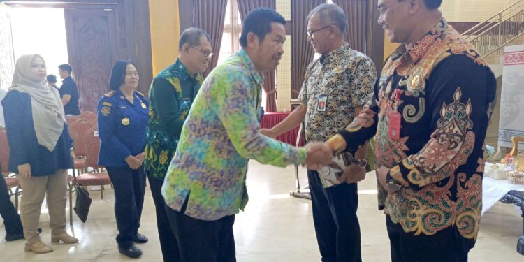 FOTO : DEVIANA/MATAKALTENG - Kepala BKPSDM Kotim saat menyapa Pjs Bupati Kotim Shalahuddin, Kamis 26 September 2024.