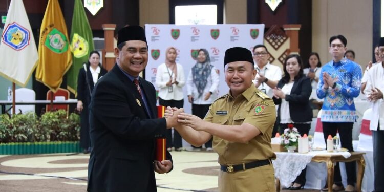 FOTO: IST/MATAKALTENG - H. Shalahuddin saat dikukuhkan Gubernur Kalteng H. Sugianto Sabran sebagai Penjabat Sementara Bupati Kotawaringin Timur.