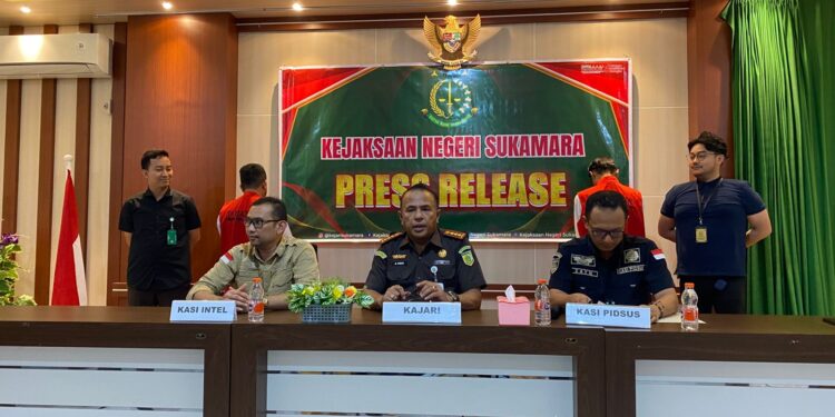 Foto : AKH/ MATA KALTENG - Press release penetapan tersangka kepada mantan kepala desa dan mantan sekdes Petarikan atas dugaan korupsi APBDes Desa Petarikan.