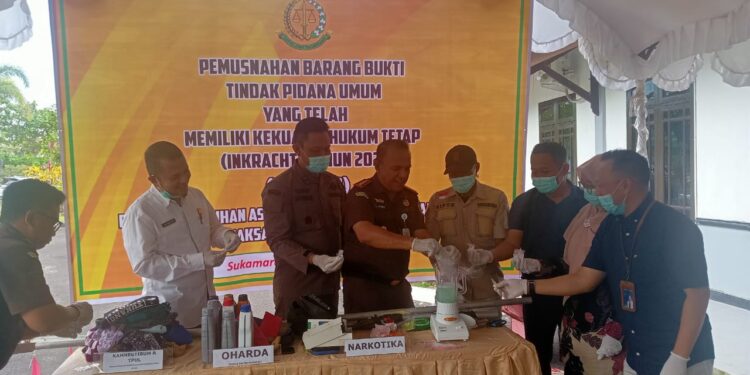 Foto : AKH/MATA KALTENG - Pemusnahan sejumlah barang bukti narkoba yang memiliki kekuatan hukum tetap yang dilaksanakan oleh Kejaksaan Negeri Sukamara.