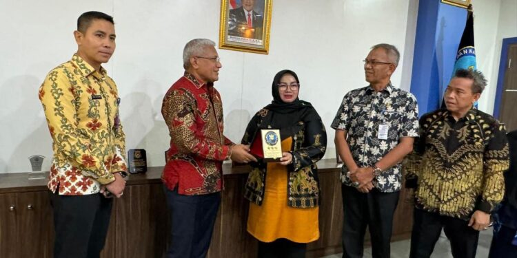 FOTO ; IST/MATAKALTENG - Ketua BNK Kotim saat menerima penghargaan dari Ketua BNNK Kotim, Kamis 26 September 2024.