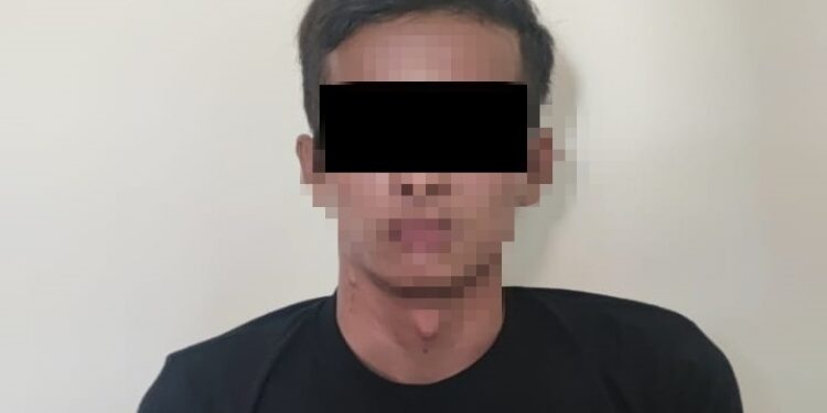 FOTO: IST/MATAKALTENG - Pelaku R (18) ketika diamankan di sel tahanan Polres Gumas.