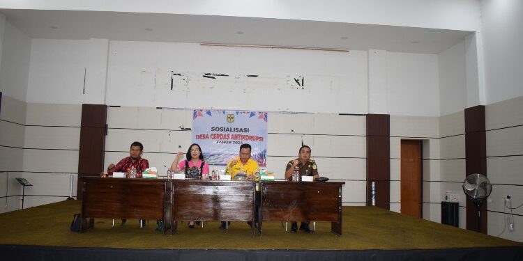 FOTO: DPMD GUMAS/MATA KALTENG - Plt Sekretaris DPMD Warsinie, Kabid Inda Setio Wahono dan perwakilan kejaksaan, saat melakukan sosialisasi desa anti korupsi, di Gedung Cristian Center Kuala Kurun, Kamis 26 September 2024.