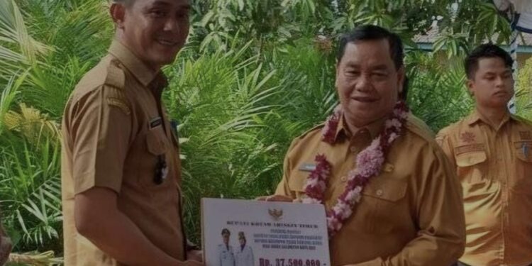 Foto: IST/MATA KALTENG - penyerahan bantuan UMKM di desa Soren, Kecamatan Kota Besi, Kotim pada Agustus 2024.