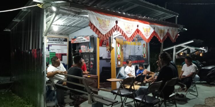 Foto:IST/MATA KALTENG - Penjagaan malam di RT 35, RW 05, Kelurahan Baamang Barat, Kecamatan Baamang, Kotim.