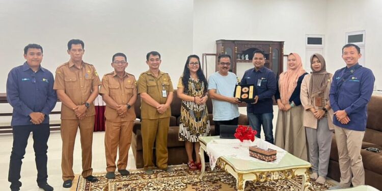 FOTO : DISKOMINFO SANTIK/MATA KALTENG - Pj Bupati Gumas Herson B Aden berfoto bersama dengan pihak PT PLN dan DLHKP, usai pelaksanaan audiensi, di rumah jabatan, Selasa, 24 September 2024.