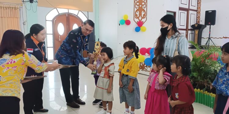 FOTO : DISDIKPORA GUMAS/MATA KALTENG - Sekda Gumas Richard didampingi Kabid Pembinaan PAUD dan Dikmas Rameina Widyastuty, ketika menyerahkan piala dan piagam penghargaan kepada pemenang lomba gebyar anak tahun 2024, di GPU Damang Batu, Kamis, 26 September 2024.
