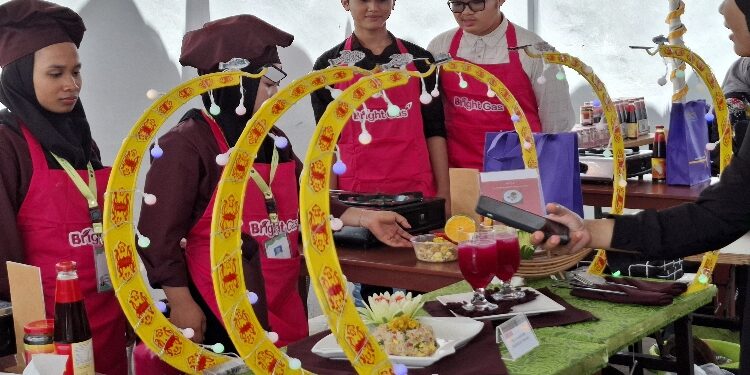 FOTO: DIAN/MATA KALTENG - Pelajar MAN Kotim saat menyajikan menu nasi goreng gedebuk pisang.