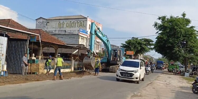 FOTO: DIAN/MATA KALTENG - Perbaikan Jalan Kapten Mulyono, Kota Sampit Kabupaten Kotim.