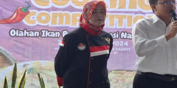 FOTO: DIAN/MATA KALTENG - Chef Ratna Samila Sari, S.IPM.PD selaku Cartaker Ketua BPD ICA Kalteng, saat menjadi juri perlombaan memasak di Kota Sampit, Sabtu 28 September 2024.