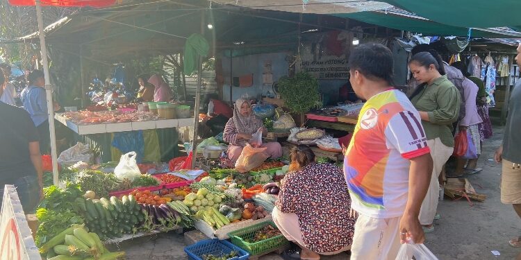 FOTO: DIAN/MATA KALTENG - Pedagang sayur di Pasar Keramat Sampit.
