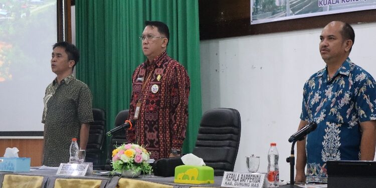 FOTO : DISKOMINFO SANTIK/MATA KALTENG  - Sekda Gumas Richard didampingi Kepala Bapperida Yantrio Aulia dan narasumber, ketika menghadiri pembukaan kegiatan coaching clinic 4 implementasi SSK program PPSP tahun 2024, di aula kantor bapperida setempat, Jumat 26 September 2024.