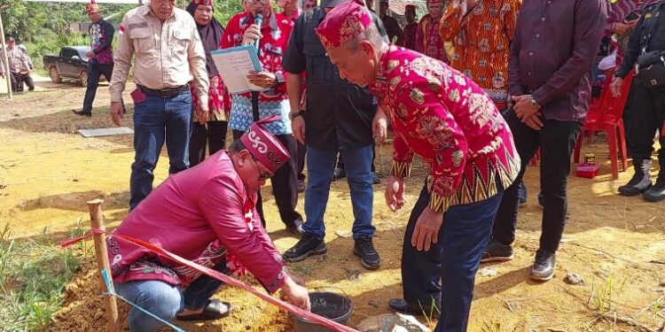 FOTO: IST/MATAKALTENG - Ketua DAD Kotim Halikinnor saat peletakan baru pertama pembangunan kantor Damang Mentaya Hulu, Minggu 29 September 2024.