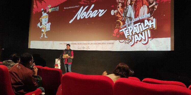 FOTO: IST/MATAKALTENG - Ketua KPU Kalteng Sastriadi bersama anggota KPU dan Forkopimda Kalteng saat nonton bareng film tepatilah janji.