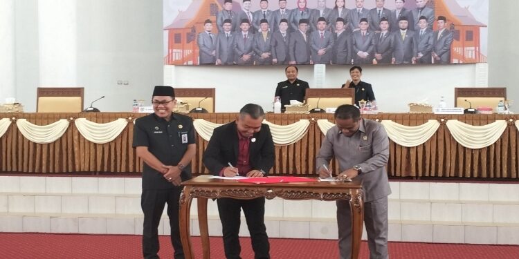 FOTO: ALDI/MATA KALTENG - Zuli Eko Prasetyo (tengah) dan Harsandi (kanan) saat menandatangani berita acara penetapan calon pimpinan definitif DPRD Seruyan periode 2024-2029 daoam rapat paripurna di Aula Gedung DPRD setempat, Senin 30 September 2024.