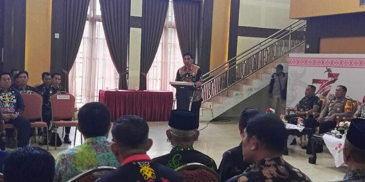 FOTO : DEVIANA/MATAKALTENG - Pjs Bupati Kotim Shalahuddin saat sambutan pada penyambutan dirinya, Rabu 26 September 2024.