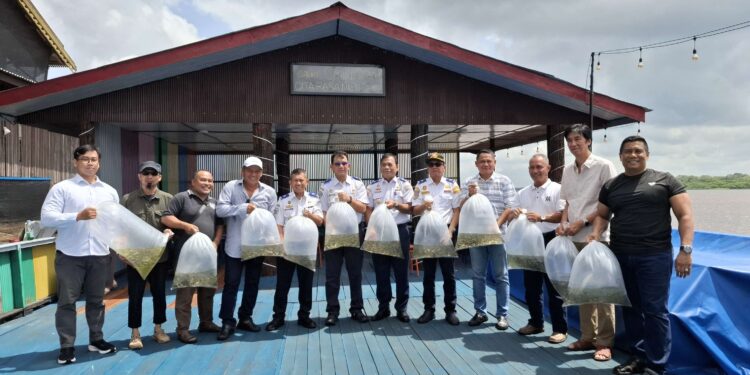 Foto: DIAN/MATA KALTENG - Pelepasan 50 ribu bibit ikan di sungai mentaya Sampit 30 September 2024.