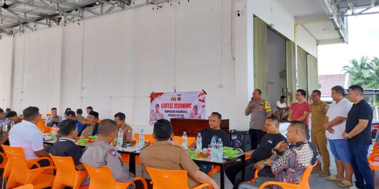 FOTO: IST/MATAKALTENG- Kapolsek Baamang, AKP Moch. Romadhon saat menggelar coffee morning di wilayah hukumnya.