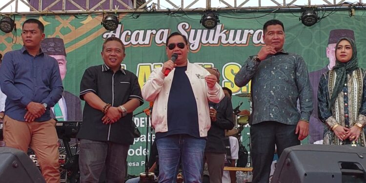 FOTO: MATAKALTENG - Anggota DPRD Kotim dari fraksi PKB Muhammad Abdi (batik hijau) saat mendampingi Halikinnor.