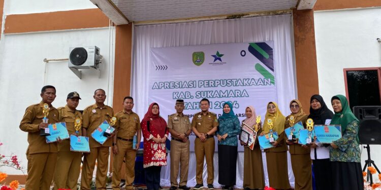 Foto : AKH MATA KALTENG - Kebersamaan antara Kepala Dinas Perpustakaan dan Kearsipan Sukamara dan ASN lainnya serta Pj Bupati Sukamara.