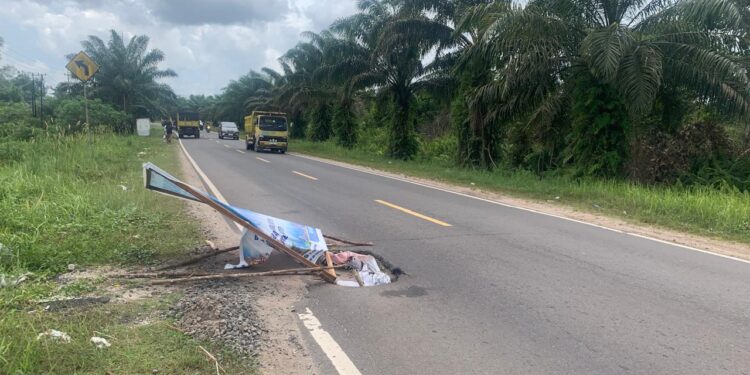Foto:DIAN/MATA KALTENG - Jalan yang berlubang di Jendral Sudirman Km 8.